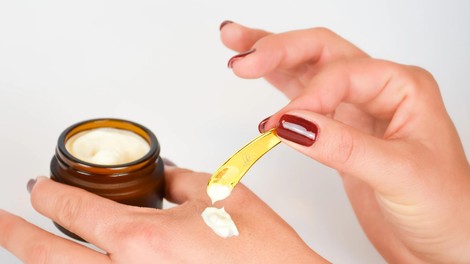 Zakaj čebelji izdelki delajo čudeže za kožo in kako jih pravilno uporabljati?