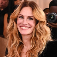 Manj je več: Julia Roberts očarala v preprosti obleki, ki ji je bila kot ulita