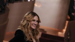 Julia Roberts črna obleka zlati globusi