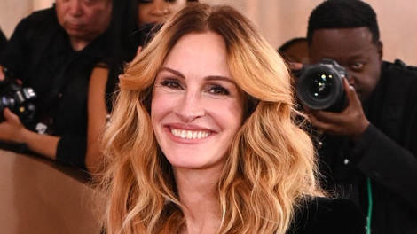 Julia Roberts črna obleka zlati globusi