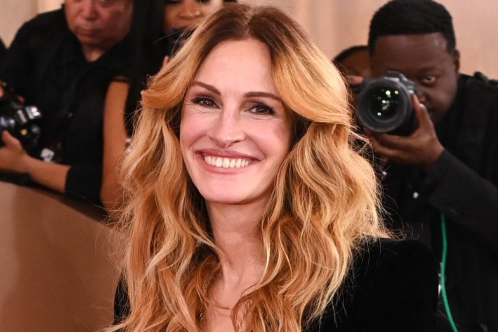 Julia Roberts črna obleka zlati globusi