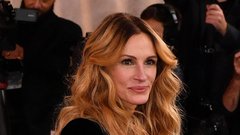 Julia Roberts črna obleka zlati globusi
