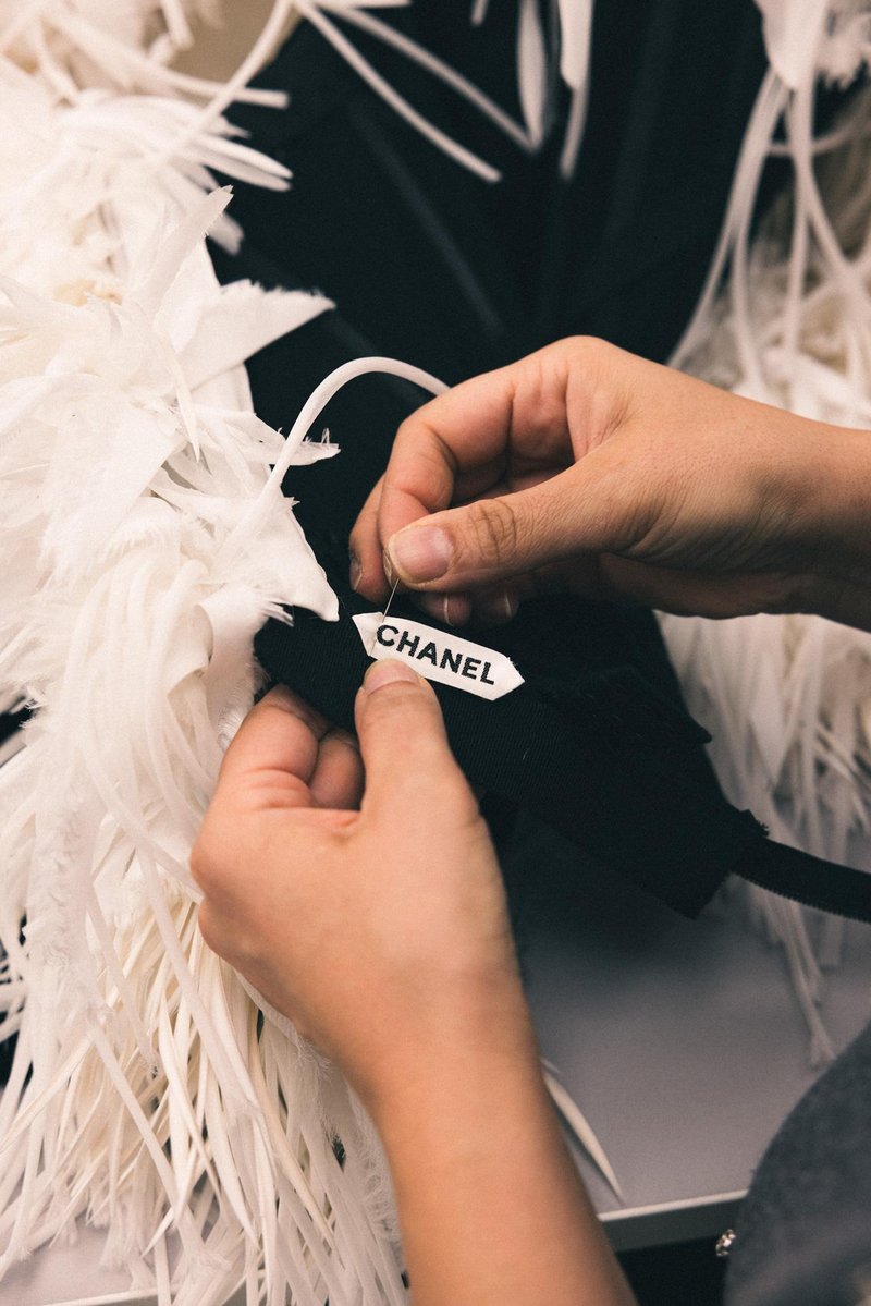 Selena Gomez v Chanel mojstrovini: obleka, ki je zahtevala 323 ur dela