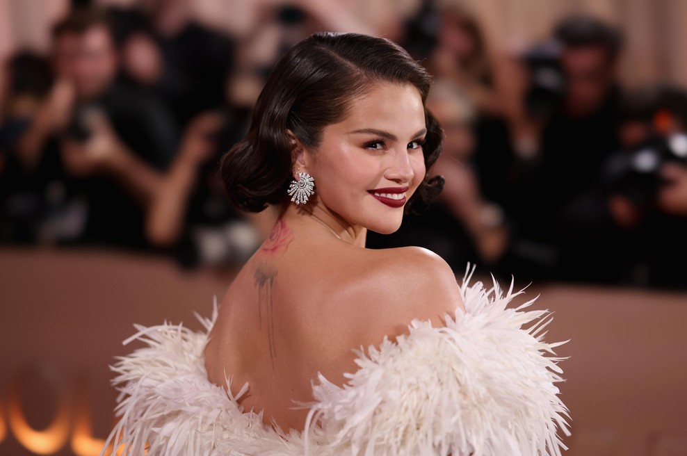 Selena Gomez v Chanel mojstrovini: obleka, ki je zahtevala 323 ur dela (foto: Chanel)