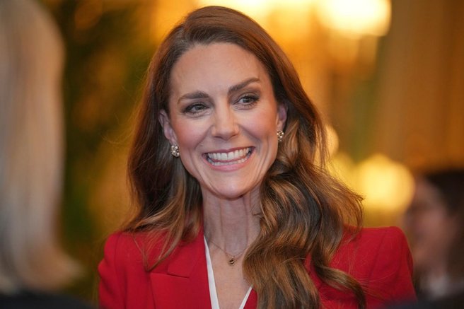 Kate Middleton princesa Catherine rdeči salonarji