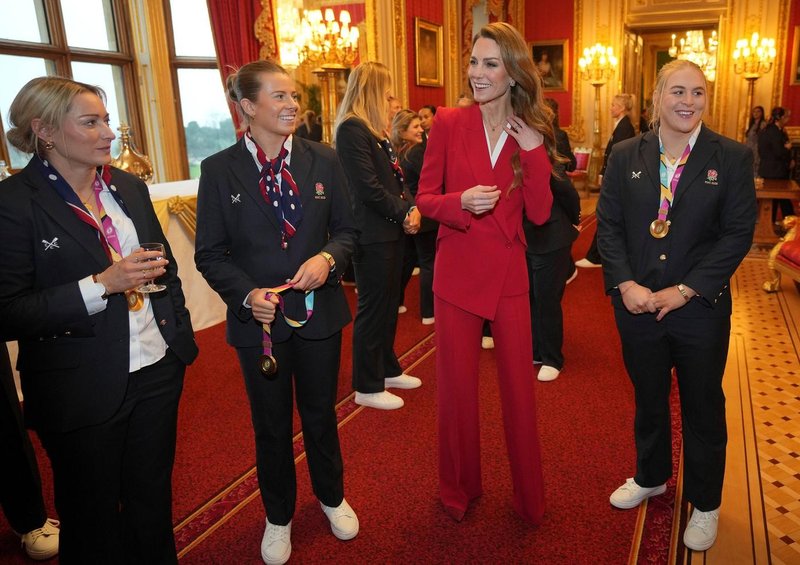 Kate Middleton princesa Catherine rdeči salonarji