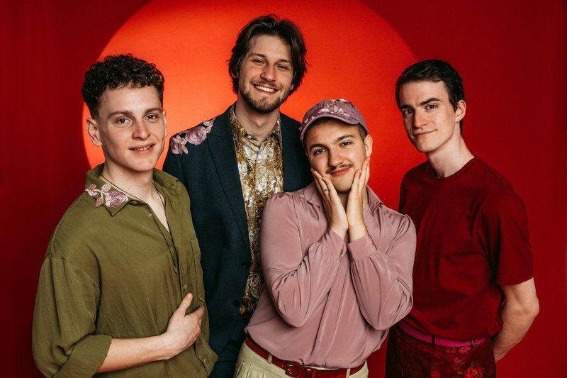 Glasbena skupina Kokosy na promocijski fotografiji.