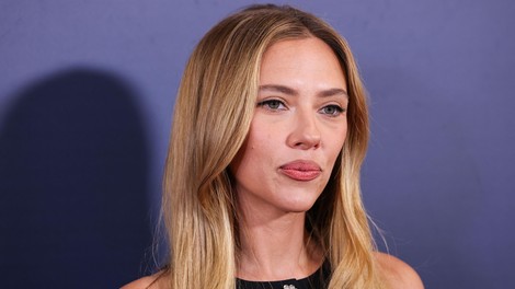 Scarlett Johansson v črni obleki pokazala, kako izgleda brezčasna eleganca