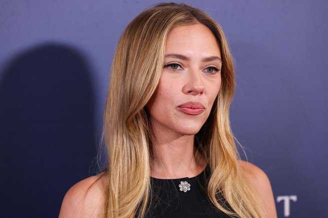 Scarlett Johansson v črni obleki pokazala, kako izgleda brezčasna eleganca