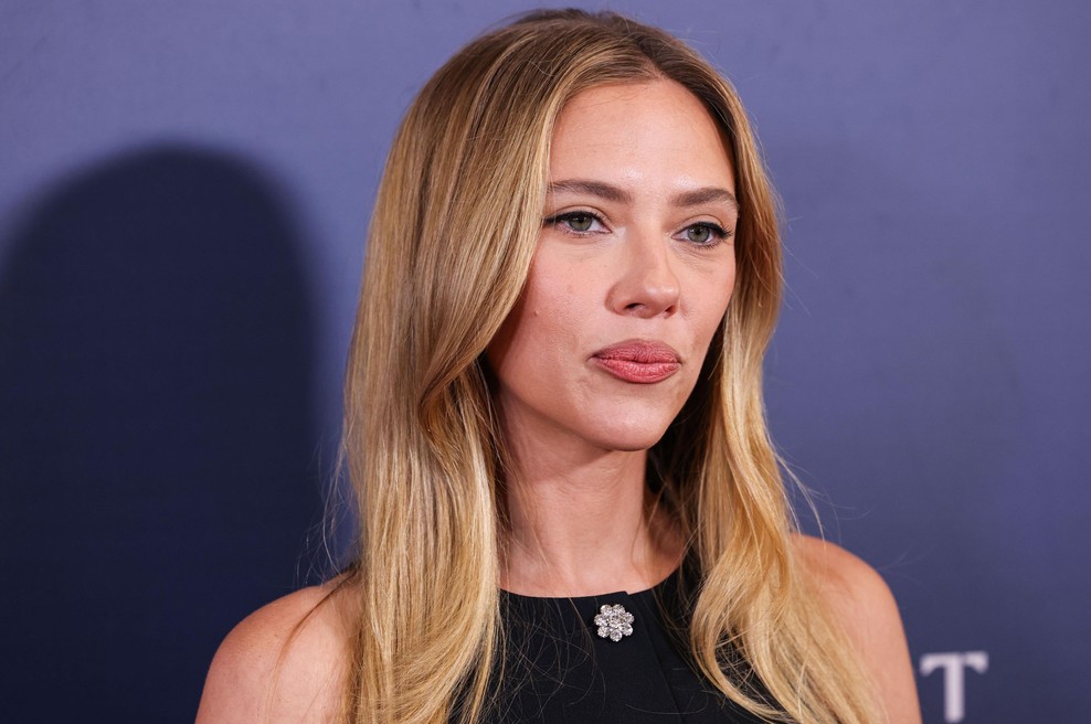 Scarlett Johansson v črni obleki pokazala, kako izgleda brezčasna eleganca (foto: Profimedia)