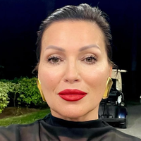 Ta pri nas znana pevka osupnila prav vse: elegantna črna obleka s presenetljivim detajlom jemlje dih