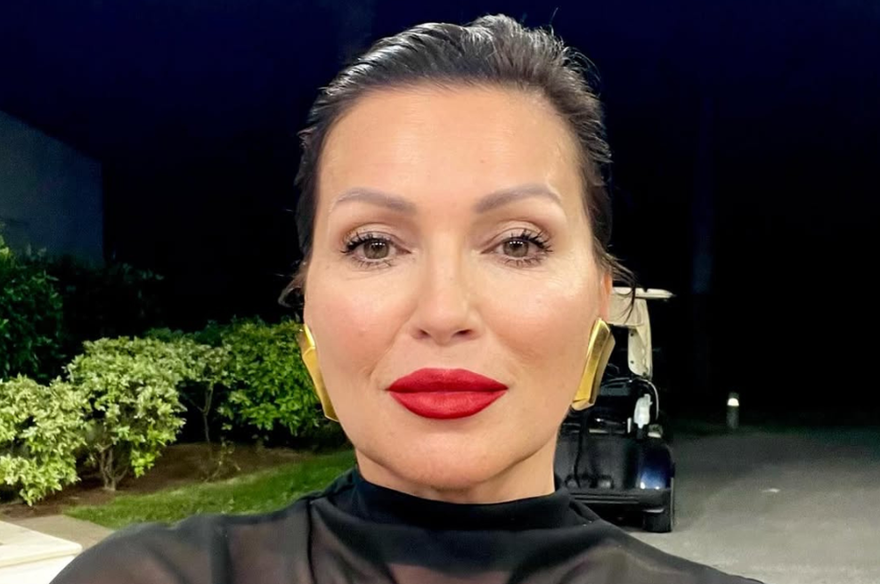 Ta pri nas znana pevka osupnila prav vse: elegantna črna obleka s presenetljivim detajlom jemlje dih (foto: instagram.com/badrich/)