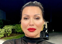 Ta pri nas znana pevka osupnila prav vse: elegantna črna obleka s presenetljivim detajlom jemlje dih