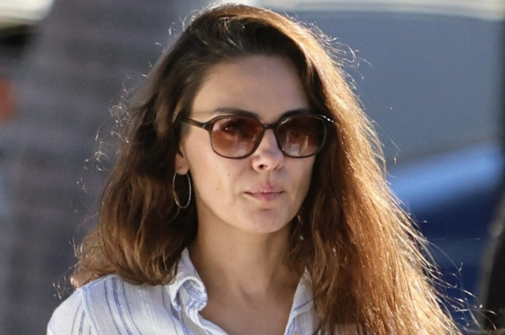 Mila Kunis je najboljši dokaz, da črtasta srajca v trenutku povdvigne še tako sproščen videz (foto: Profimedia)