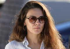 Mila Kunis je najboljši dokaz, da črtasta srajca v trenutku povzdigne še tako sproščen videz