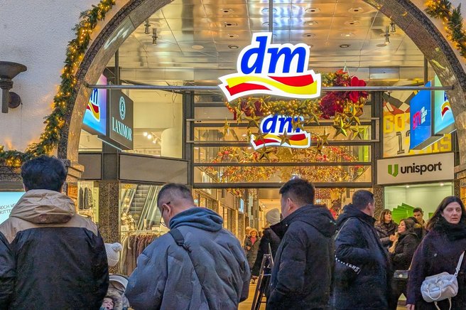 Kupci vseh generacij navdušeni nad novo storitvijo, ki jo ponuja DM