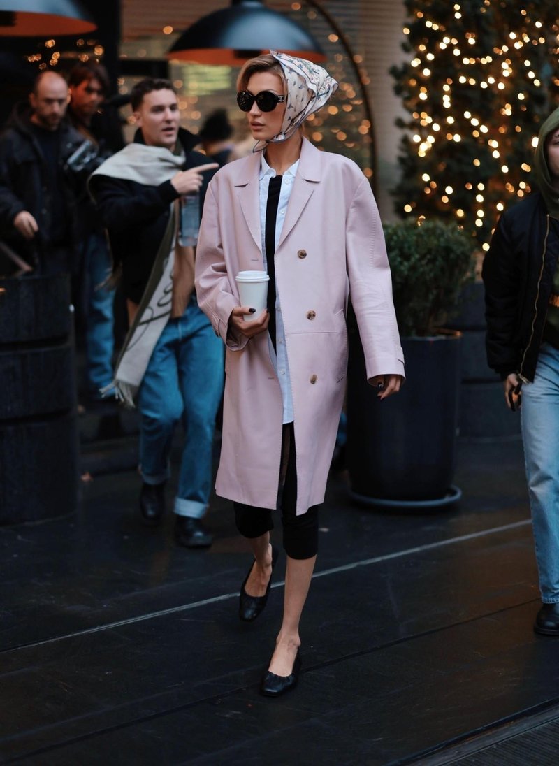 Trend pokrival iz sredine 20. stoletja, ki se vrača v modo: navdihnite se pri Belli Hadid