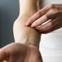 Nenavaden znak na koži opozarja na bolezni srca, pravijo dermatologi