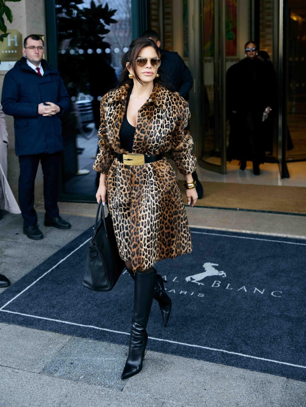 Lauren Sánchez Bezos je navdušila v sofisticiranem, oprijetem plašču z leopardjim vzorcem, ki ga je kombinirala z minimalističnimi dodatki in …