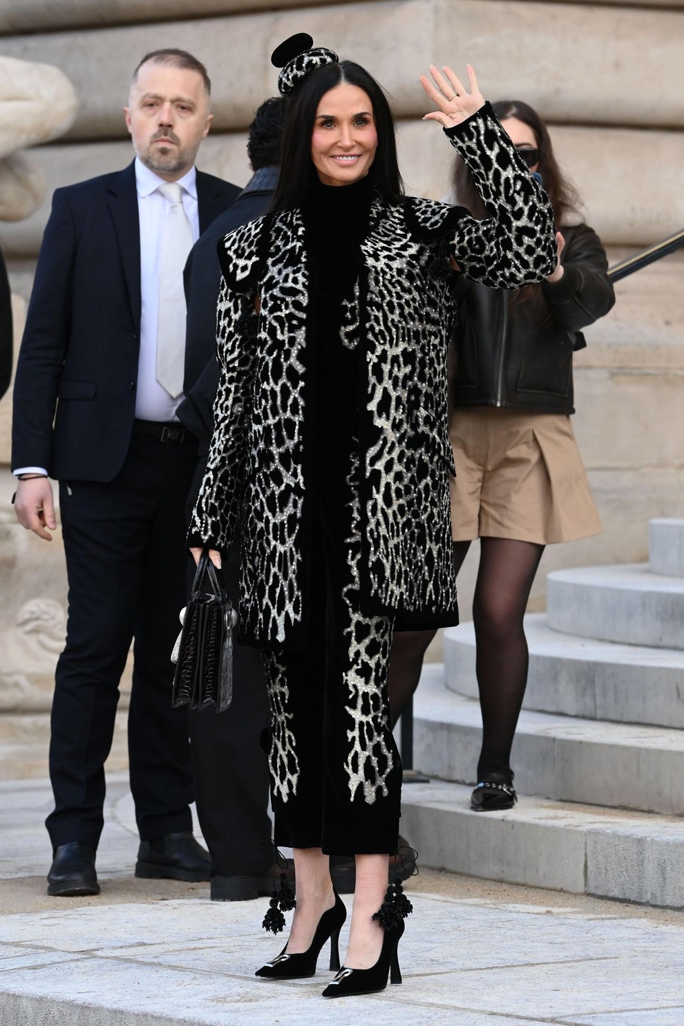 Na drugi strani je Demi Moore dokazala, da je ta vzorec popolna izbira tudi za teden mode v Parizu. Njen …