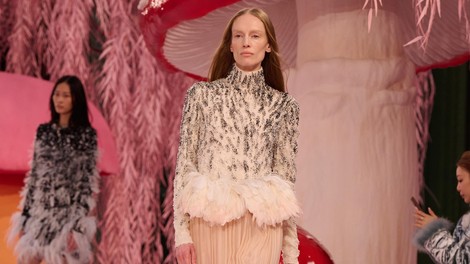 Matthieu Blazy s prvo Haute Couture kolekcijo za Chanel odpira novo poglavje Hiše