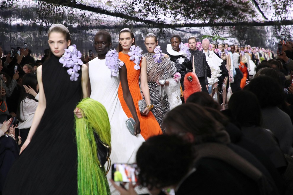 Dior haute couture pomlad 2026 predstavlja prvi couture podpis Jonathana Andersona za modno hišo in združuje prepoznavno Diorjevo zapuščino z …