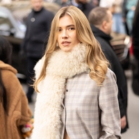 Preprost trik s šalom, ki bo polepšal vsako zimsko opravo