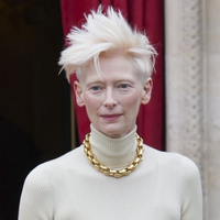 Videz, ki presega trende: brezčasna eleganca slavne igralke