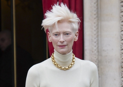 Videz, ki presega trende: brezčasna eleganca slavne igralke