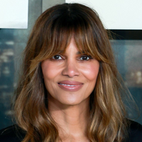 Priljubljena igralka osupljiva v črno-srebrni kombinaciji, ki je očarala modne kritike (glavna zvezda večera)