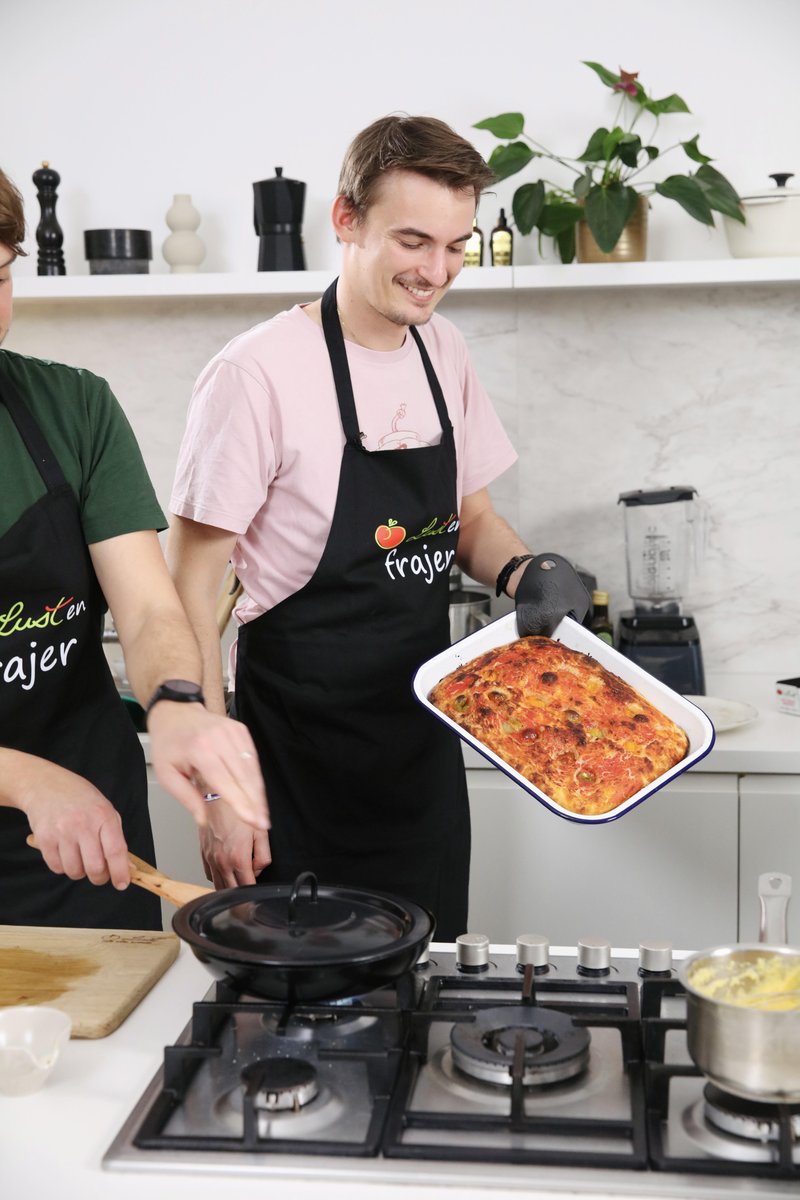 VIDEO: Kako nam je na Elle uspelo pripraviti pravo poslastico po receptu kulinaričnih vplivnežev (in se pri tem noro zabavati!)