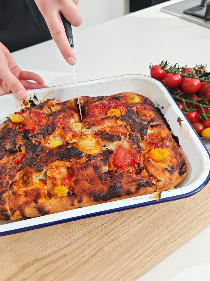 VIDEO: Kako nam je na Elle uspelo pripraviti pravo poslastico po receptu kulinaričnih vplivnežev (in se pri tem noro zabavati!)