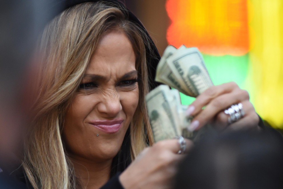 Za 2 znamenji bo februar sanjski mesec, saj bosta že od začetka meseca dobesedno privlačila denar kot magnet, priložnosti za resen zaslužek pa se jima odpirajo tam, kjer sta to najmanj pričakovala.

Pozabite na pomanjkanje in zategovanje pasu - zvezde so vam namenile obdobje blagostanja, v katerem boste končno zakrpali vse stare luknje in začeli živeti tako, kot si zaslužite.