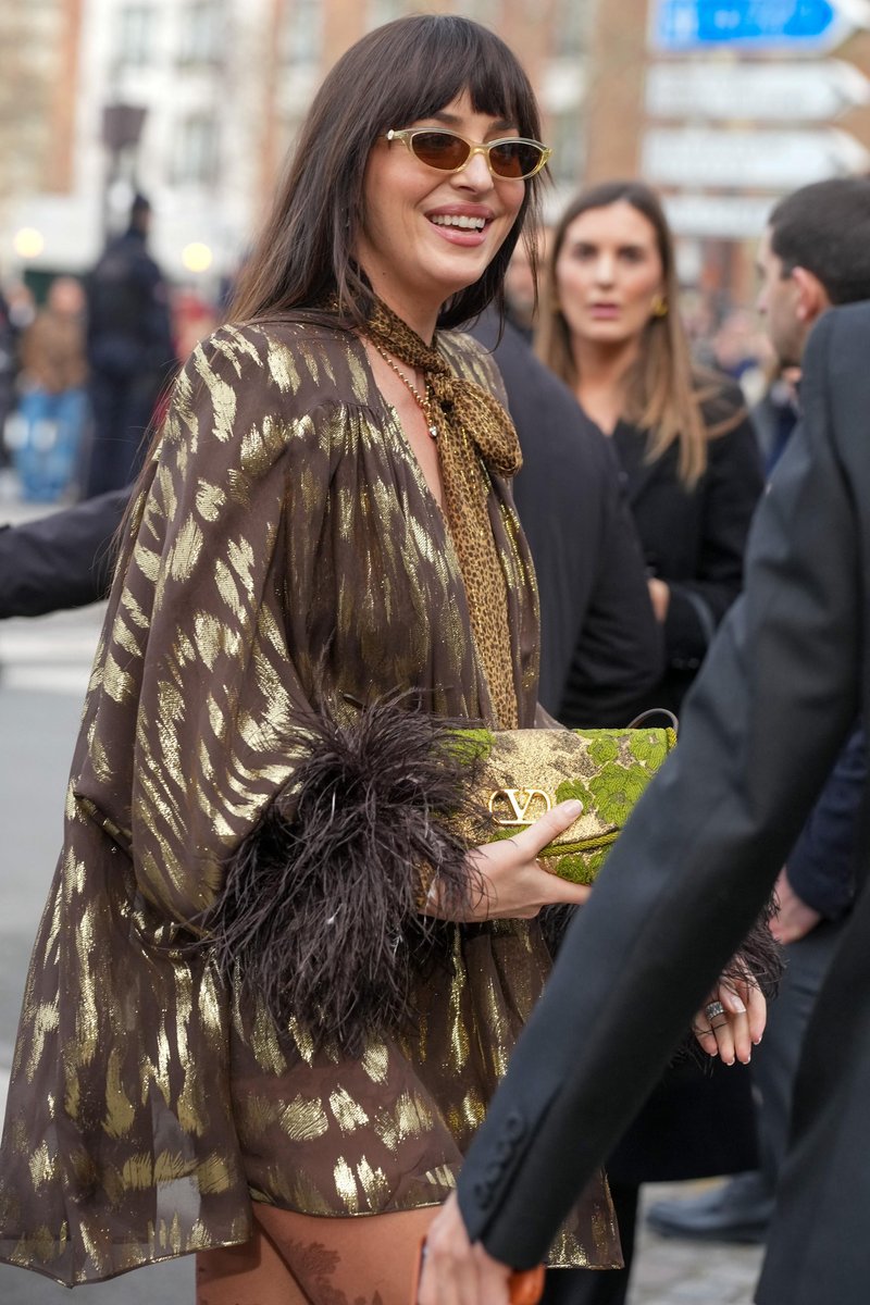 Rockstud čevlji se vračajo: Dakota Johnson v enem najbolj drznih videzov sezone