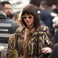 Rockstud čevlji se vračajo: Dakota Johnson v enem najbolj drznih videzov sezone