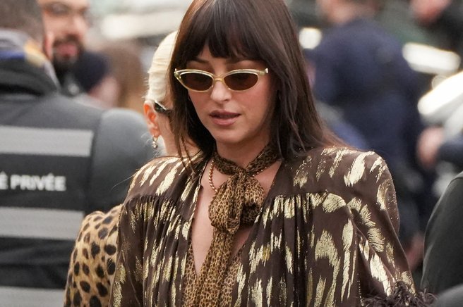 Rockstud čevlji se vračajo: Dakota Johnson v enem najbolj drznih videzov sezone