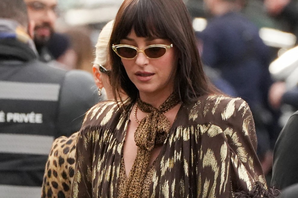 Rockstud čevlji se vračajo: Dakota Johnson v enem najbolj drznih videzov sezone (foto: Profimedia)