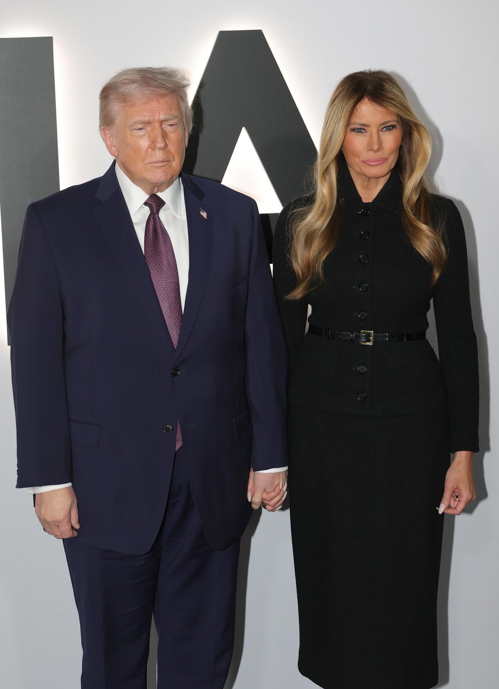 Ob predsedniku Donaldu Trumpu je prva dama stopila na rdečo preprogo v elegantnem "pencil" krilu, ki je kraljevalo na modnih …