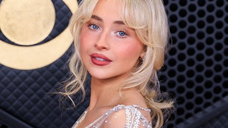 Nebeška obleka Grammyjev 2026: Sabrina Carpenter v unikatni Valentino kreaciji