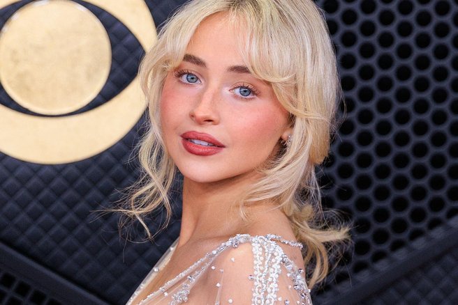 Nebeška obleka Grammyjev 2026: Sabrina Carpenter v unikatni Valentino kreaciji