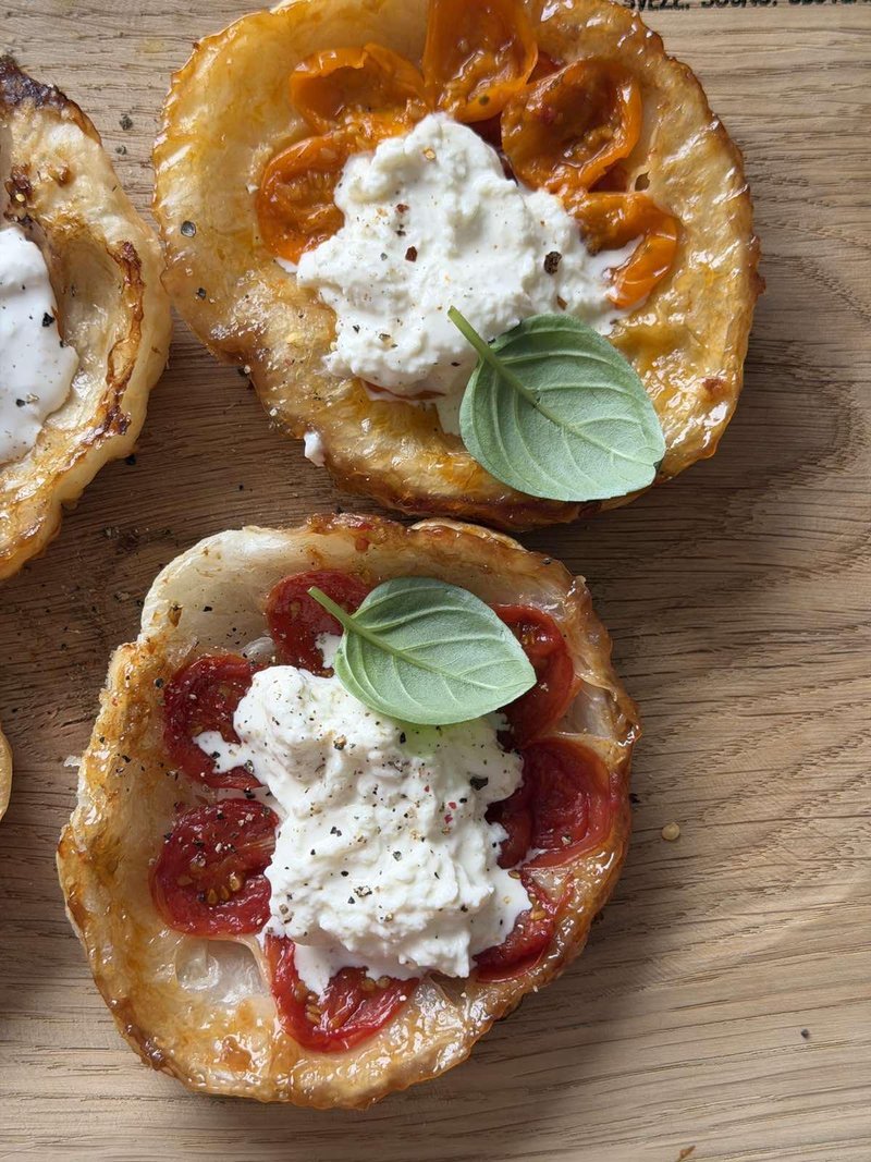 VIDEO: Na Elle smo ponovno pekli in uspeli so nam paradižnikovi klobučki po receptu kulinarične vplivnice (imamo pa še čisto svoj trik!)