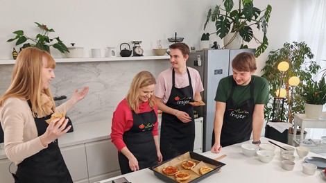 VIDEO: Na Elle smo ponovno pekli in uspeli so nam paradižnikovi klobučki po receptu kulinarične vplivnice (imamo pa še čisto svoj trik!)