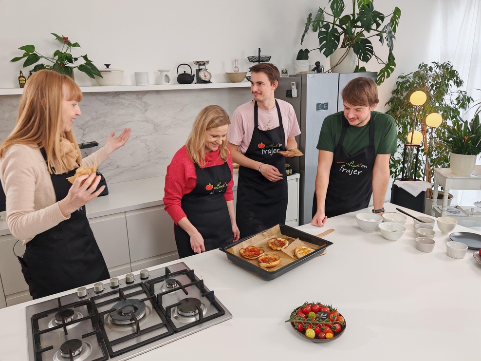 VIDEO: Na Elle smo ponovno pekli in uspeli so nam paradižnikovi klobučki po receptu kulinarične vplivnice (imamo pa še čisto svoj trik!) (foto: Elle)