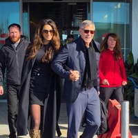 Amal Clooney z enim samim kosom razbila klasičen črn videz: s svojim možem se trenutno mudi v Milanu