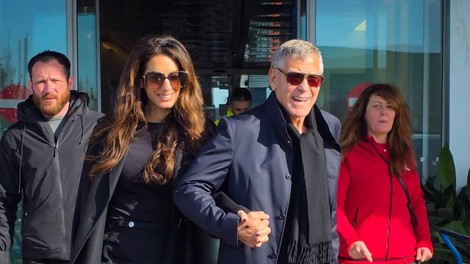Amal Clooney z enim samim kosom razbila klasičen črn videz: s svojim možem se trenutno mudi v Milanu