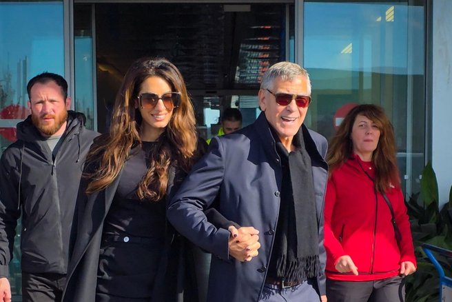 Amal Clooney z enim samim kosom razbila klasičen črn videz: s svojim možem se trenutno mudi v Milanu