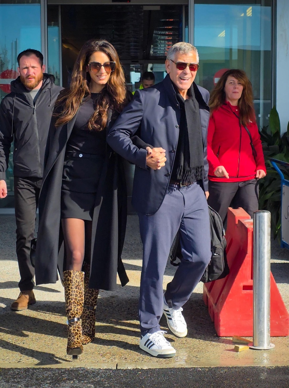 Amal Clooney z enim samim kosom razbila klasičen črn videz: s svojim možem se trenutno mudi v Milanu (foto: Profimedia)