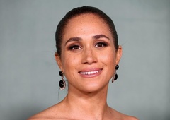 Meghan Markle presenetila z glamurjem, kakršnega redko vidimo
