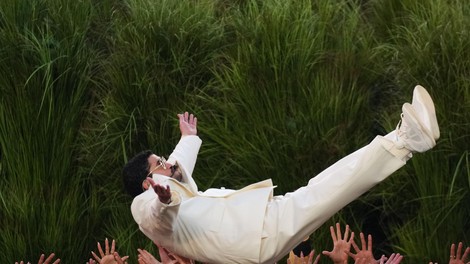 Bad Bunny za Super Bowl oblekel minimalističen videz iz Zare: to ni bilo naključje!