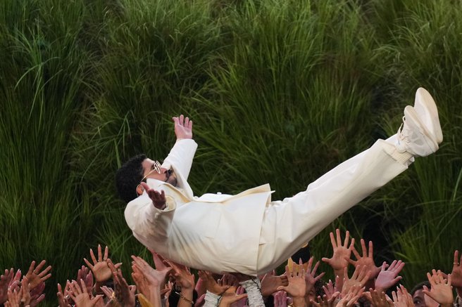 Bad Bunny za Super Bowl oblekel minimalističen videz iz Zare: to ni bilo naključje!